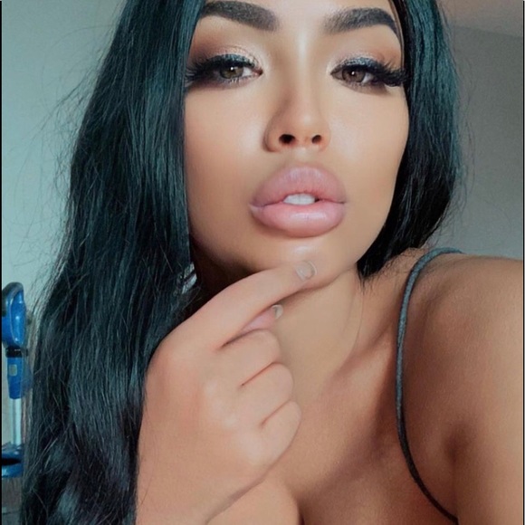 Meet your Posher, Chay🌺👑ALL OFFERS WELCOMED🤗😘 - Picture 2 of 4